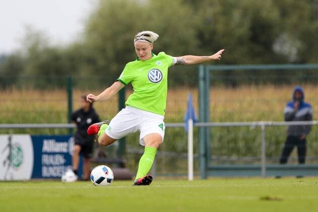 Nilla Fischer (Wolfsburg; Kapitänin, captain, 4) Freisteller, Einzelbild, Aktion, action, Fußball,Allianz Frauen Bundesliga, SC Sand - VfL Wolfsburg, xtgx