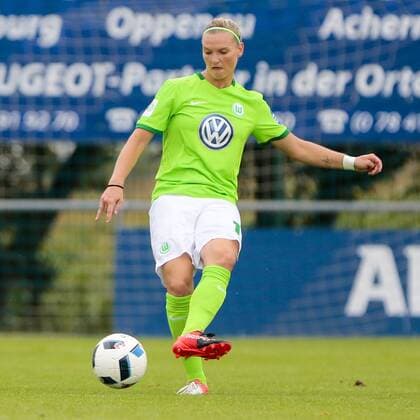 Nilla Fischer (Wolfsburg; Kapitänin, captain, 4) Freisteller, Einzelbild, Aktion, action, Fußball,Allianz Frauen Bundesliga, SC Sand - VfL Wolfsburg, xtgx