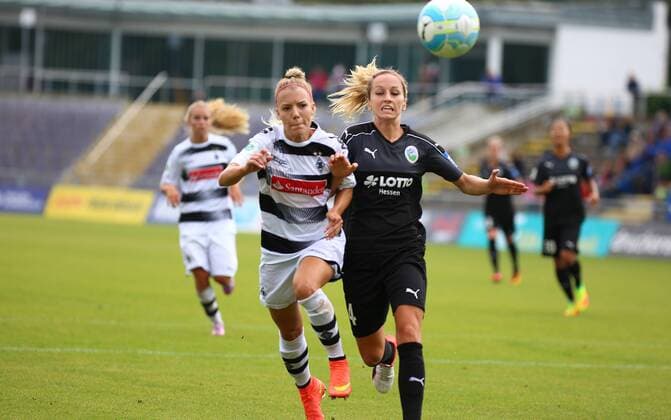 04.09.2016 xcex Deutschland, Frankfurt, Fussball, Frauenfussball Allianz Frauen-Bundesliga Saison 2016 2017 FFC Frankfurt - Borussia Mönchengladbach Vanessa Wahlen (Gladbach) gegen Kathrin Hendrich (Frankfurt)