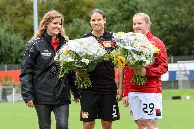 Linda Peckhaus (Ansprechpartner Bayer Leverkusen Frauenfussball) ehrt Olympiasiegerin Annike Krahn und U17 U 17 Europameisterin Leonie Doege (Bayer 04 Leverkusen),, Fussball, Allianz Frauen-Bundesliga, Bayer 04 Leverkusen - FF USV Jena, xmhx