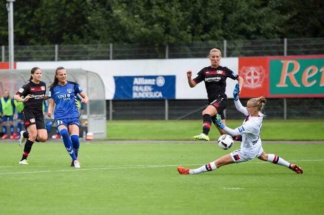 Anna Klink 1 (Torfrau Bayer 04 Leverkusen) hält einen Torschuss von Lucie Vonkova 11 (USV Jena),, Fussball, Allianz Frauen-Bundesliga, Bayer 04 Leverkusen - FF USV Jena, xmhx