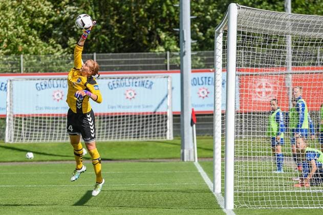 Kathrin Laengert 24 (Torfrau USV Jena) wehrt einen Torschuss ab,, Fussball, Allianz Frauen-Bundesliga, Bayer 04 Leverkusen - FF USV Jena, xmhx