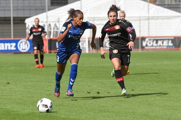 v.li.: Rachel Melhado 3 (USV Jena) im Zweikampf mit Jessica Wich 7 (Bayer 04 Leverkusen), Duell, duel, tackle,, Fussball, Allianz Frauen-Bundesliga, Bayer 04 Leverkusen - FF USV Jena, xmhx
