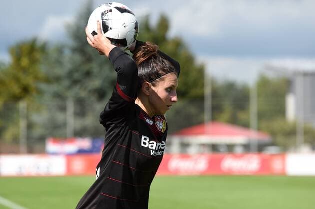 Jessica Wich 7 (Bayer 04 Leverkusen) beim Einwurf, Einzelfoto, Einzelbild,, Fussball, Allianz Frauen-Bundesliga, Bayer 04 Leverkusen - FF USV Jena, xmhx