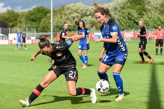 Francesca Weber 21 (Bayer 04 Leverkusen) im Zweikampf mit Julia Arnold 31 (USV Jena), Zweikampf, Duell, duel, tackle, Aktion, Action,, Fussball, Allianz Frauen-Bundesliga, Bayer 04 Leverkusen - FF USV Jena, xmhx
