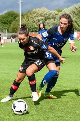 Francesca Weber 21 (Bayer 04 Leverkusen) im Zweikampf mit Julia Arnold 31 (USV Jena), Zweikampf, Duell, duel, tackle, Aktion, Action,, Fussball, Allianz Frauen-Bundesliga, Bayer 04 Leverkusen - FF USV Jena, xmhx