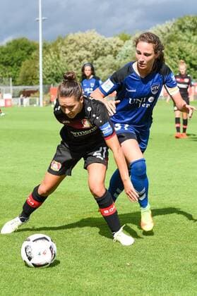 Francesca Weber 21 (Bayer 04 Leverkusen) im Zweikampf mit Julia Arnold 31 (USV Jena), Zweikampf, Duell, duel, tackle, Aktion, Action,, Fussball, Allianz Frauen-Bundesliga, Bayer 04 Leverkusen - FF USV Jena, xmhx