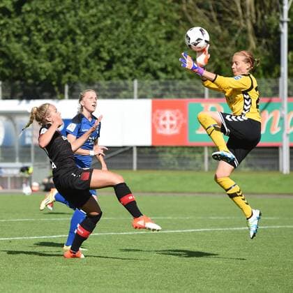 Kathrin Laengert 24 (Torfrau USV Jena) klärt vor Nina Ehegötz 11 (Bayer 04 Leverkusen), Torwartparade, Torwartabwehr, Fussball, Allianz Frauen-Bundesliga, Bayer 04 Leverkusen - FF USV Jena, xmhx
