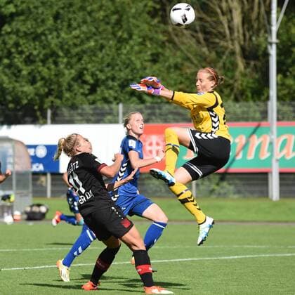 Kathrin Laengert 24 (Torfrau USV Jena) klärt vor Nina Ehegötz 11 (Bayer 04 Leverkusen), Torwartparade, Torwartabwehr,, Fussball, Allianz Frauen-Bundesliga, Bayer 04 Leverkusen - FF USV Jena, xmhx