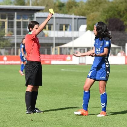 Katrin Rafalski (Schiedsrichterin) zeigt Dolores Isabel Jacome Silva (USV Jena) die Gelbe Karte für ein Foulspiel, Foul,, Fussball, Allianz Frauen-Bundesliga, Bayer 04 Leverkusen - FF USV Jena, xmhx