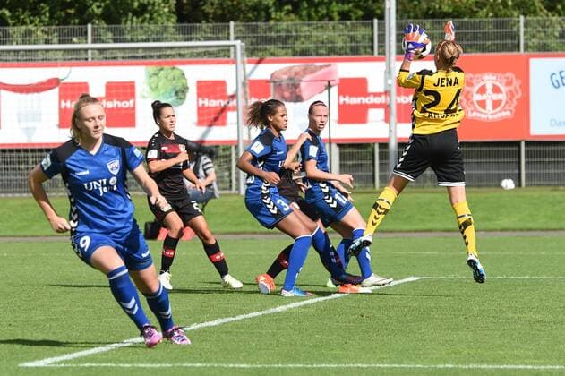 Kathrin Laengert 24 (Torfrau USV Jena) fängt einen Flankenball,, Fussball, Allianz Frauen-Bundesliga, Bayer 04 Leverkusen - FF USV Jena, xmhx