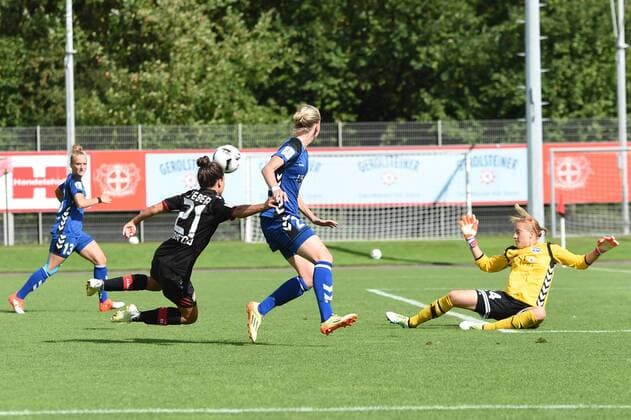 Kathrin Laengert 24 (Torfrau USV Jena) wehr einen Torschuss von Francesca Weber 21 (Bayer 04 Leverkusen) ab, Torschuss, Torwartparade,, Fussball, Allianz Frauen-Bundesliga, Bayer 04 Leverkusen - FF USV Jena, xmhx