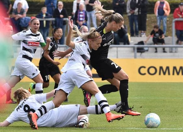 04.09.2016, xblx, Fussball 1.Bundesliga Damen, 1.FFC Frankfurt - Borussia Moenchengladbach, emspor v.l. Nadja Pfeiffer (Borussia Mönchengladbach), Vanessa Wahlen (Borussia Mönchengladbach), Ana-Maria Crnogorcevic (1.FFC Frankfurt) Frankfurt am Main