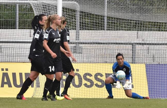 04.09.2016, xblx, Fussball 1.Bundesliga Damen, 1.FFC Frankfurt - Borussia Moenchengladbach, emspor v.l. Peggy Nietgen (1.FFC Frankfurt), Jackie Groenen (1.FFC Frankfurt), Ana-Maria Crnogorcevic (1.FFC Frankfurt), Anne-Kathrine Kremer (1.FFC Frankfurt) Frankfurt am Main