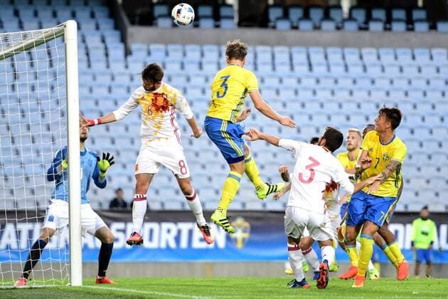 Fußball, U21 EM Quali, Spanien - Schweden Jacob Une Larsson, Spaniens Pau, Saul Niguez - Malmö, Schweden - Fussball, Nationalteam Länderspiel, U21, EM Quali, Schweden vs. Spanien.  Copyright: LUDVIGxTHUNMAN BB160905LT019