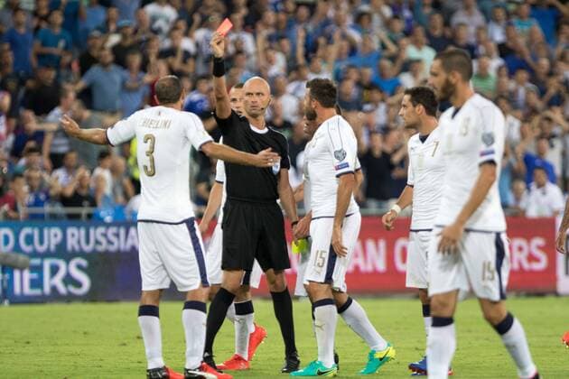Themen der Woche - SPORT Bilder des Tages - SPORT Fußball, WM Quali, Israel - Italien Giorgio Chiellini (Italien) sieht die rote Karte Israel - Italien 