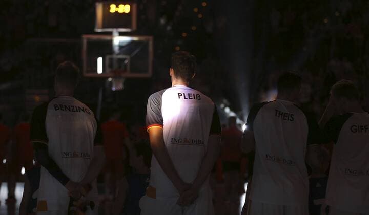 Foto : Lightshow für Tibor Pleiss ( GER ) während der Nationalhymne Basketball EM Qualifikation in Kiel , Gruppenspiel Deutschland - Denmark