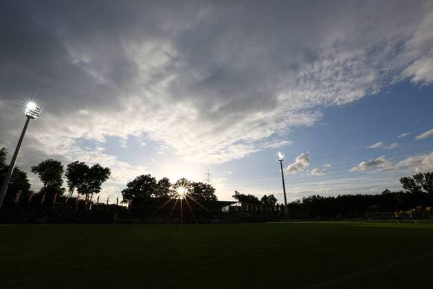 Fußball, Stadiongeschichte SG Wattenscheid 09 Dienstag 09.08.2016, Saison 2016 2017, Regionalliga West, 3. Spieltag im Bochumer Lohrheidestadion, SG Wattenscheid 09 - BVB Borussia Dortmund II 1:1, Gegentribüne bei Sonnenuntergang und eingeschaltetem Flutlicht