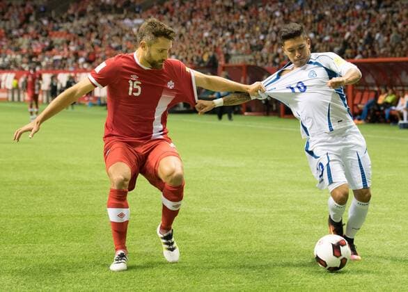 Canada s Adam Straith (L) and El Salvador s Jaime Enrique Alas Morales (R) in action at the FIFA World Cup WM Weltmeisterschaft Fussball Soccer qualifier at BC Place Stadium in Vancouver, British Columbia, Canada, 6 September 2016. CANADÁ VS EL SALVADOR !ACHTUNG: NUR REDAKTIONELLE NUTZUNG!  cmm 20160907-636088285585532747