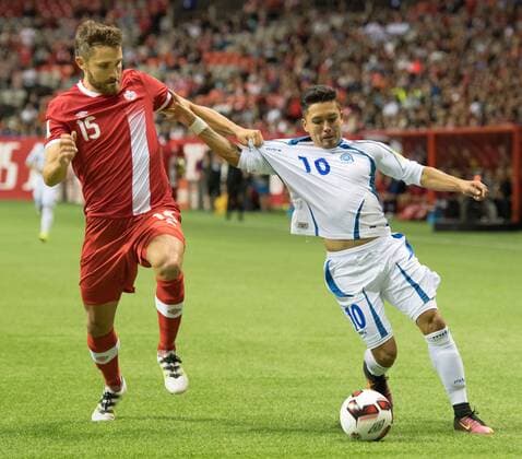 Canada s Adam Straith (L) and El Salvador s Jaime Enrique Alas Morales (R) in action at the FIFA World Cup WM Weltmeisterschaft Fussball Soccer qualifier at BC Place Stadium in Vancouver, British Columbia, Canada, 6 September 2016. CANADÁ VS EL SALVADOR !ACHTUNG: NUR REDAKTIONELLE NUTZUNG!  cmm 20160907-636088285598012587