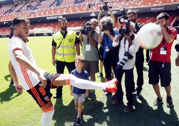 Spanish striker Munir El Haddadi poses during his presentation as new player of Valencia at Mestalla stadium in Valencia, eastern Spain, 07 September 2016. Munir arrives to the Spanish club on loan from FC Barcelona Barca with a purchase option. EFE Kai Foersterling MUNIR EL HADDADI, NEW PLAYER OF VALENCIA !ACHTUNG: NUR REDAKTIONELLE NUTZUNG!  V.05 20160907-636088551743789315