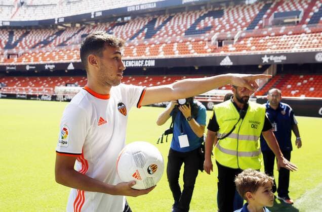 Spanish striker Munir El Haddadi (L) during his presentation as new player of Valencia at Mestalla stadium in Valencia, eastern Spain, 07 September 2016. Munir arrives to the Spanish club on loan from FC Barcelona Barca with a purchase option. EFE Kai Foersterling MUNIR EL HADDADI, NEW PLAYER OF VALENCIA !ACHTUNG: NUR REDAKTIONELLE NUTZUNG!  V.05 20160907-636088553007529113