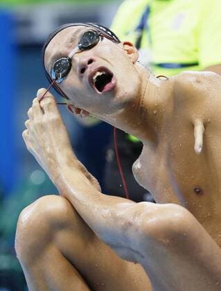 Bilder des Tages - SPORT Scenes of Rio Paralympics Tomotaro Nakamura, a Japanese swimmer born without both arms, adjusts his goggles with his toes during a training session in Rio de Janeiro on Sept. 6, 2016, ahead of the Paralympics, opening in the Brazilian city the following day. 