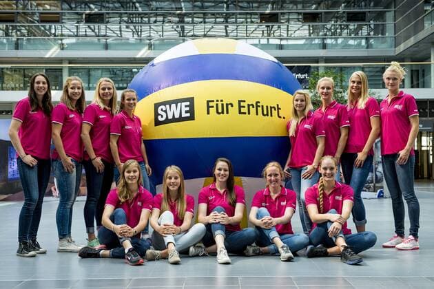 Bilder des Tages - SPORT Volleyball, 1. BL Damen, Schwarz Weiss Erfurt Porträttermin SCHWARZ-WEISS ERFURT VOLLEYTEAM 07 09 2016 - Erfurt: Die Volleyball Damen erstliga Mannschaft des Schwarz-Weiss Erfurt Volleyteam. H.v.l.n.r. Paula Reinisch 9, Paula Mertten 16, Antonia Stautz 6, Marie Belitz 13, Lisa Stock 14, , Michaela Wessely 11, Selma Hetmann 1, Madleen Piest 15. V.v.l.n.r. Luise Wolf 3, Friederike Brabetz 10, Katlin Winters 2, Alison Skayhan 12, Macy Ubben 7.