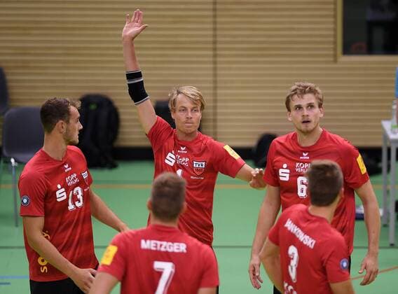 Volleyball 1. Bundesliga Saison 2016 2017 Testspiel TV Rottenburg - SV Fellbach 07.09.2016 Teamkreis TV Rottenburg; Moritz Karlitzek, Dirk Mehlberg und Friederich Nagel (v.li.) 