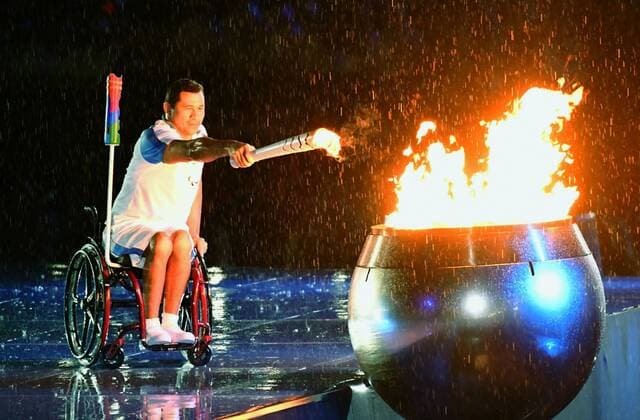 Themen der Woche - SPORT Bilder des Tages - SPORT Rio Paralympics kicks off Brazilian swimmer Clodoaldo Silva, as the last runner of the Rio de Janeiro Paralympic torch relay, lights the cauldron during the opening ceremony at Maracana Stadium on Sept. 7, 2016. The Games run through Sept. 18. 
