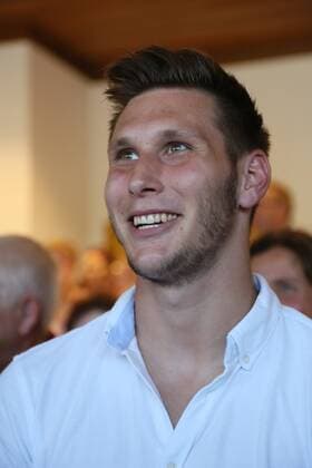 Niklas Süle (TSG 1899 Hoffenheim) wird im Vereinsheim von seinem ehemaligen Verein Rot-Weiss Walldorf und seiner Heimatstadt geehrt für den Gewinn der Silbermedaille in Rio. Er sitzt neben Bürgermeister Heinz-Peter Becker