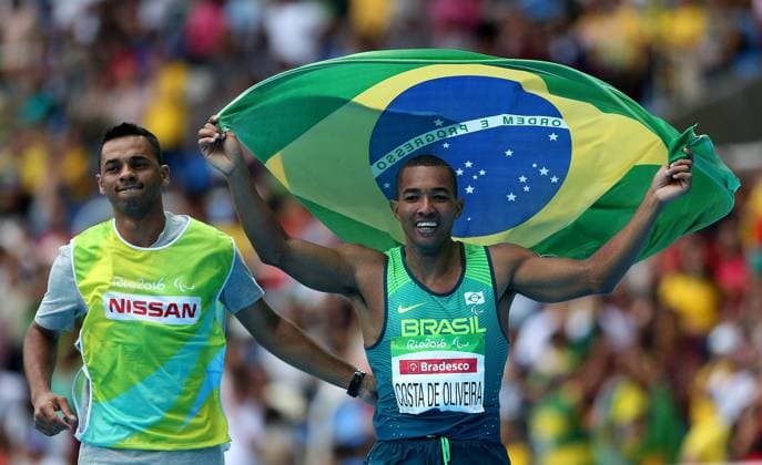 Bilder des Tages - SPORT Bilder des Tages - SPORT Rio Paralympics 2016, Weitsprung T11, Sieger Ricardo Costa de Oliveira (160909) -- RIO DE JANEIRO, Sept. 8, 2016 -- Ricardo Costa de Oliveira (R) of Brazil celebrates after winning the gold medal of Men s Long Jump - T11 Final of Rio 2016 Paralympic in Rio de Janeiro, Brazil, on Sept. 8, 2016. ) (SP)BRAZIL-RIO DE JANEIRO-PARALYMPICS-RIO 2016-ATHLETICS LixMing 