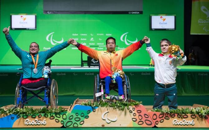 Bilder des Tages - SPORT Rio Paralympics 2016, Gewichtheben Herren bis 49kg, Sieger Le van Cong (160909) -- RIO DE JANEIRO, Sept. 8, 2016 -- Le Van Cong (C) of Vietnam celebrates during the medal presenting ceremony of the Men s 49kg powerlifting competition of Rio 2016 Paralympic Games in Rio de Janeiro, Brazil, on Sept. 8, 2016. Le Van Cong won the gold. ) (SP)BRAZIL-RIO DE JANEIRO-PARALYMPICS-RIO 2016-POWERLIFTING YangxLei 