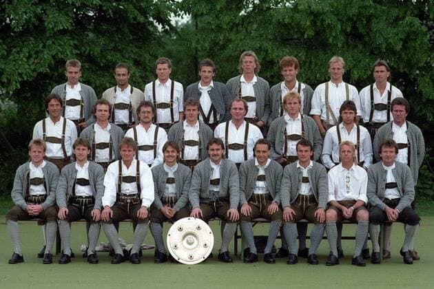 FC Bayern München, deutscher Meister 1988 1989, in Lederhosen, hi.v.li.: Hans Dieter Flick, Helmut Winklhofer, Stefan Reuter, Thomas Kastenmaier, Johnny Ekström, Erland Johnsen, Hansi Pflügler, Klaus Augenthaler, Mitte: Mannschaftsarzt Dr. Hans Wilhelm Müller Wohlfahrt, Physiotherapeuten Alfred Binder und Wolfgang Gebhardt, Roland Grahammer, Manager Uli Hoeneß, Torwart Sven Scheuer, Jürgen Wegmann, Trainer Jupp Heynckes, vorn: Hansi Dorfner, Ludwig Kögl, Roland Wohlfarth, Olaf Thon, Torwart Raimond Aumann, Torwart Peter Sirch, Armin Eck, Norbert Nachtweih, Co Trainer Egon Coordes