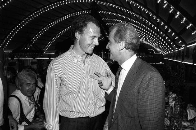 Oktoberfest 1988, v.li.: Präsident Prof. Fritz Scherer (FC Bayern München), Teamchef Franz Beckenbauer (BR Deutschland) und Trainer Giovanni Trapattoni (Inter Mailand)