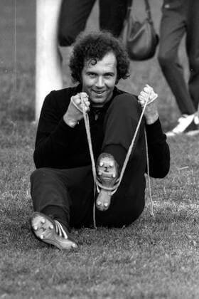 Training FC Bayern München, Franz Beckenbauer dehnt sich mit Hilfe eines Springseils