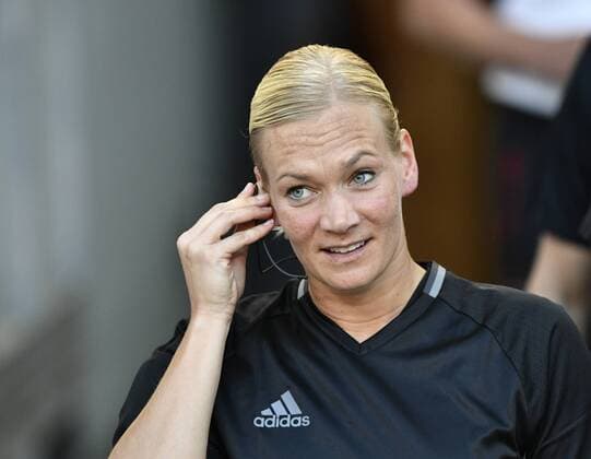 Vor dem Spiel: Schiedsrichter Schiedsrichterin Referee Bibiana Steinhaus VfB Stuttgart vs 1. FC Heidenheim 1846 09.09.2016
