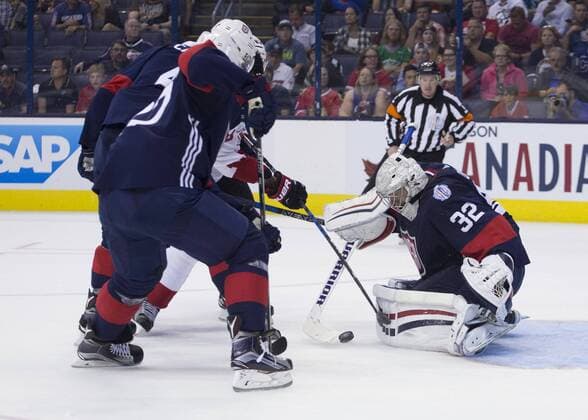Eishockey, World Cup of Hockey, USA - Kanada 09 September 2016: Jonathan Quick 32 of Team USA prepares to block the puck during the World Cup of Hockey friendly between Team USA and Team Canada held at Nationwide Arena.(Photo Credit: Jason Mowry ICON Sportswire) HOCKEY: SEP 09 World Cup of Hockey Pre-Tournament - Team Canada v Team USA Icon160909006 EDITORIAL USE ONLY