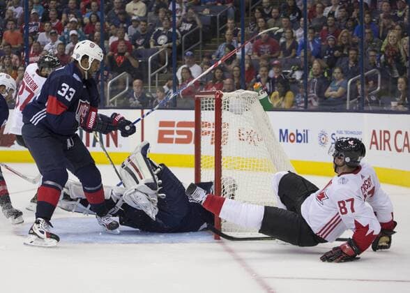 Eishockey, World Cup of Hockey, USA - Kanada 09 September 2016: Sidney Crosby 87 of Team Canada and Dustin Byfuglien 33 of Team USA during the World Cup of Hockey friendly between Team USA and Team Canada held at Nationwide Arena.(Photo Credit: Jason Mowry ICON Sportswire) HOCKEY: SEP 09 World Cup of Hockey Pre-Tournament - Team Canada v Team USA Icon160909010 EDITORIAL USE ONLY