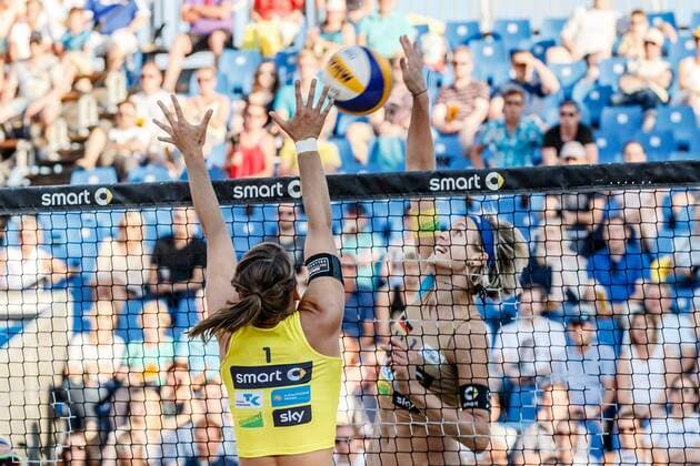 Angriff 1 Laura Ludwig (Hamburger SV ) gegen Block 1 Julia Großner (BR Volleys ) Deutsche Beach-Volleyball Meisterschaften 2016 Timmendorfer Strand