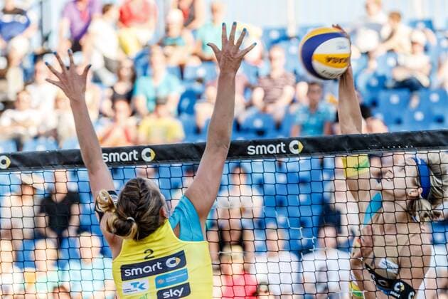 Angriff 1 Laura Ludwig (Hamburger SV ) gegen Block 2 Victoria Bieneck (BR Volleys ) Deutsche Beach-Volleyball Meisterschaften 2016 Timmendorfer Strand
