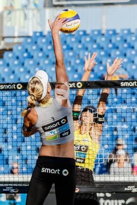 Angriff 1 Karla Borger (MTV Stuttgart ) gegen 2 Sandra Ittlinger (SV Lohhof ) Deutsche Beach-Volleyball Meisterschaften 2016 Timmendorfer Strand