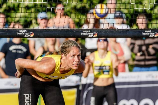 vorne 2 Tatjana Zautys (SV Winnenden Krutzkamboo ) Aufschlag 1 Melanie Gernert (VCO Berlin ) Deutsche Beach-Volleyball Meisterschaften 2016 Timmendorfer Strand
