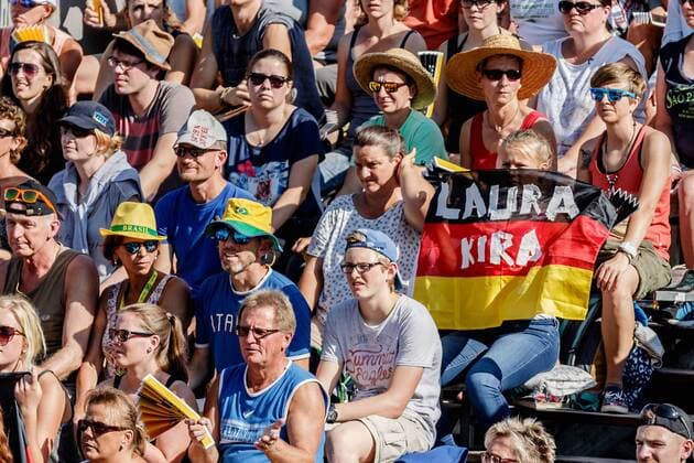 Fans von Team 1 Laura Ludwig 2 Kira Walkenhorst (Hamburger SV ) Deutsche Beach-Volleyball Meisterschaften 2016 Timmendorfer Strand