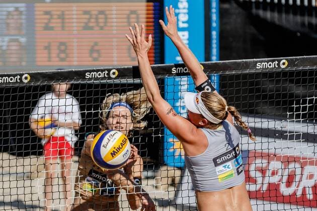 Angriff 1 Laura Ludwig (Hamburger SV ) gegen 2 Britta Büthe (MTV Stuttgart ) Deutsche Beach-Volleyball Meisterschaften 2016 Timmendorfer Strand