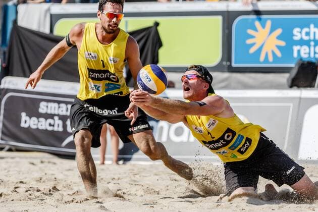 Annahme 2 Thomas Kaczmarek (BR Volleys ) mit 1 Jonathan Erdmann (VCO Berlin ) Deutsche Beach-Volleyball Meisterschaften 2016 Timmendorfer Strand