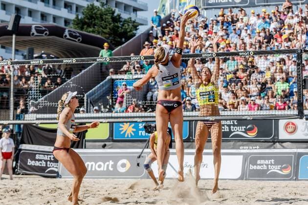 Angriff Team 1 Karla Borger 2 Britta BuÌˆthe (MTV Stuttgart ) gegen Block 2 Tatjana Zautys (SV Winnenden Krutzkamboo ) Deutsche Beach-Volleyball Meisterschaften 2016 Timmendorfer Strand