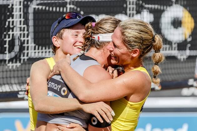 Verabschiedung mi 2 Britta BuÌˆthe (MTV Stuttgart ) von li 1 Melanie Gernert (VCO Berlin ) und re 2 Tatjana Zautys (SV Winnenden Krutzkamboo ) Deutsche Beach-Volleyball Meisterschaften 2016 Timmendorfer Strand