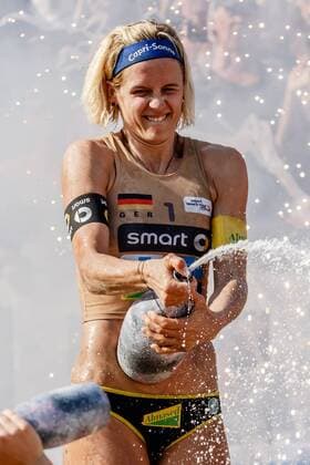 Sektdusche 1 Laura Ludwig (Hamburger SV ) Deutsche Beach-Volleyball Meisterschaften 2016 Timmendorfer Strand