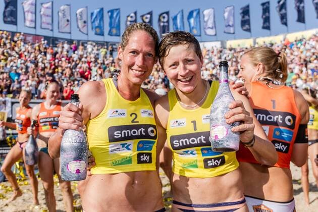 Siegerehrung 1 Melanie Gernert 2 Tatjana Zautys (VCO Berlin SV Winnenden Krutzkamboo ) Deutsche Beach-Volleyball Meisterschaften 2016 Timmendorfer Strand